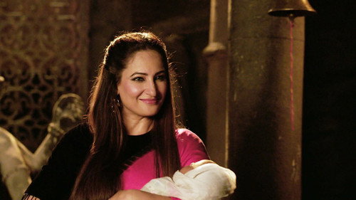 Naagin Season 3 Episode 89 - Sumitra Takes Away Vish's Child