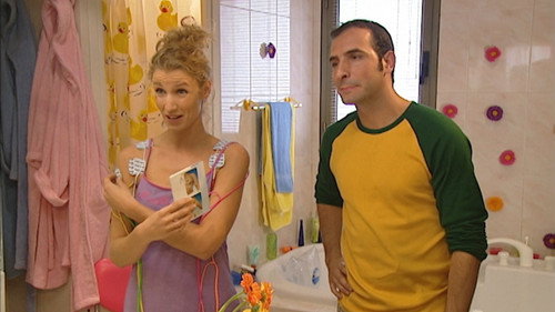 Dans la salle de bain (12) still