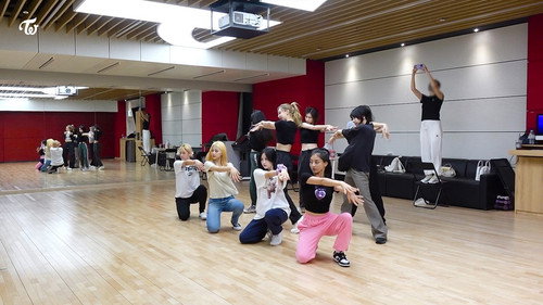 TWICE TV Season 21 Episode 3 - TWICE “Talk that Talk” Dance Practice Behind the Scenes