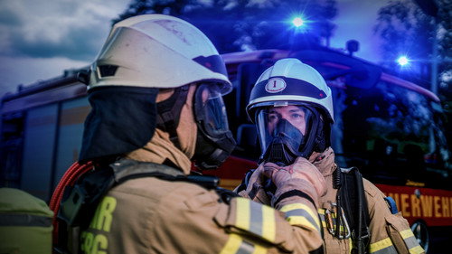 Feuer & Flamme Season 10 Episode 9 - Smoke alarm sounds - Neighbors alert the fire department