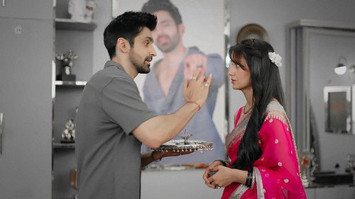Virat applies sindoor and haldi on Amruta still