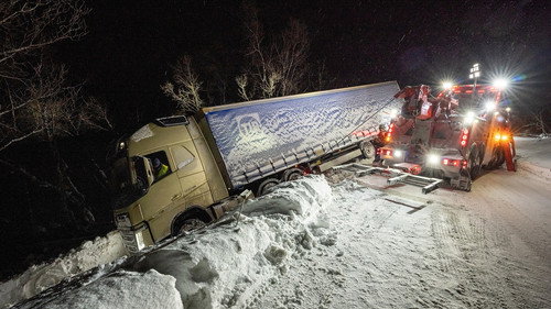 Ice Road Rescue Season 5 Episode 3 - Risk On The Rocks