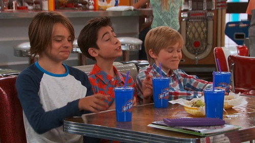 Nicky, Ricky, Dicky & Dawn Season 3 Episode 6 - Ye Olde Hand Holde