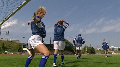 Jouent au football (1) still