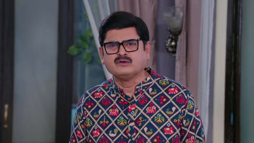 Tiwari and Vibhuti Sneak Into the Haveli at Night still