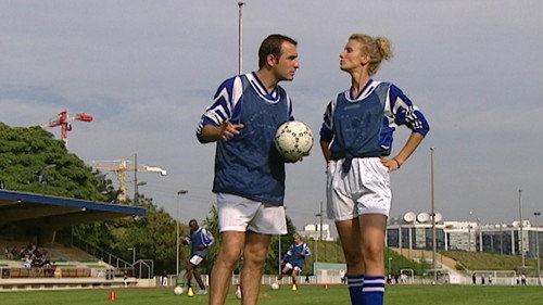 Jouent au football (2) still