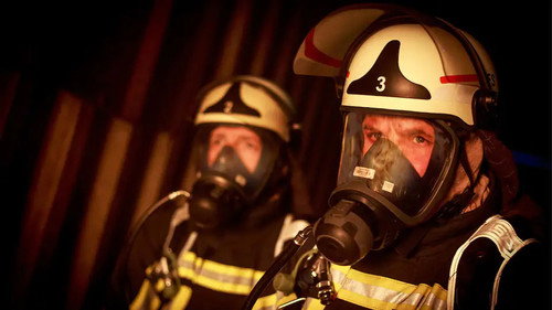 Feuer & Flamme Season 6 Episode 1 - Fire in a flat after a battery explosion