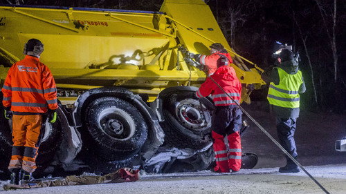 Ice Road Rescue Season 3 Episode 7 - River Deep