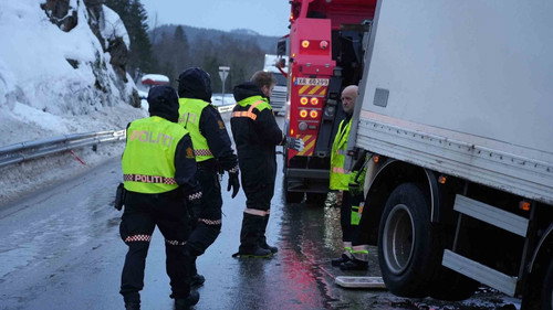 Ice Road Rescue Season 7 Episode 8 - Police Holdup