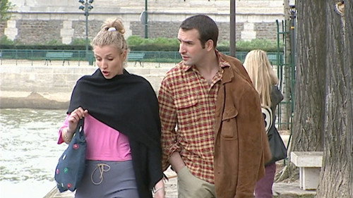 Se promènent dans la rue (1) still