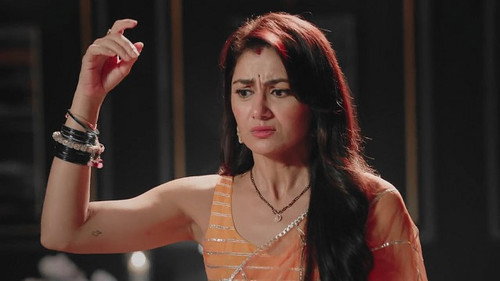 Amruta dances at Priyanka's behest still