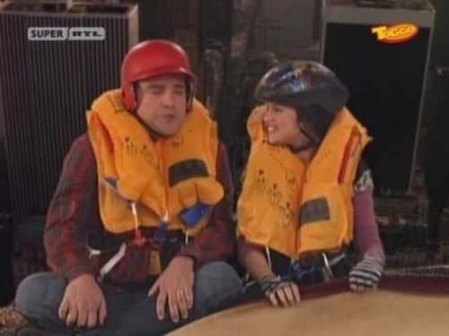Wizards of Waverly Place Season 1 Episode 6 - You Can't Always Get What You Carpet