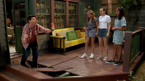 Sydney to the Max Season 2 Episode 14 - Bummer Rental
