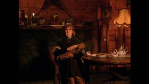Log Lady Introduction - S01E01 still