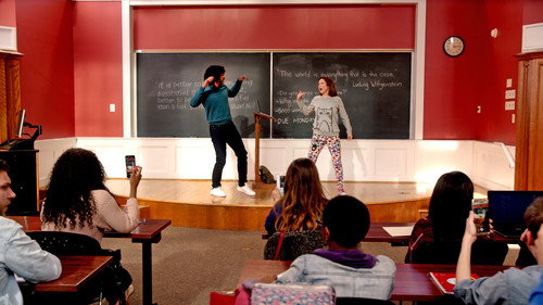 Unbreakable Kimmy Schmidt Season 3 Episode 11 - Kimmy Googles the Internet!