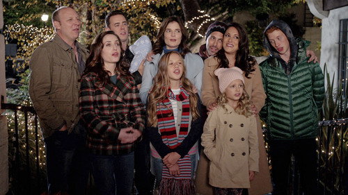 Life in Pieces Season 1 Episode 11 - College Stealing Santa Caroling