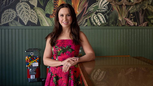 Celebrations with Lacey Chabert Season 2 Episode 7 - Tami's Holiday Luau