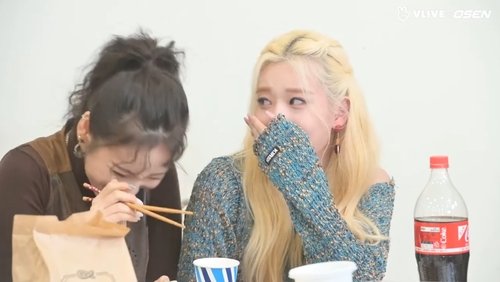 Background image for LOONA Chuu X HeeJin, Why did they hug while eating?
