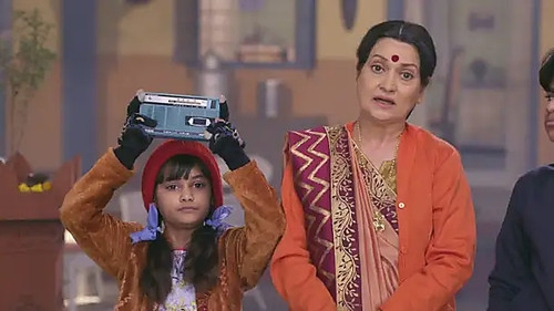 Amma and Rajesh keep a watch over their pickles - Happu Ki Ultan Paltan