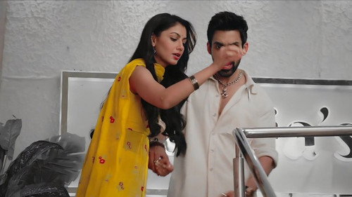 Amruta blames the Ahujas