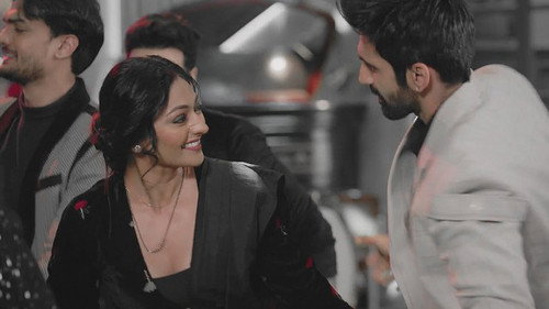 Amruta insults Virat at the party