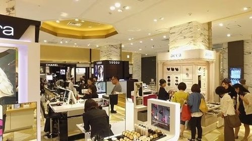 Background image for The Women on the Cosmetics Floor
