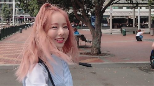 Background image for Episode 85 - LOOΠΔ 1/3 (Love & Live)