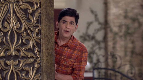 Manmohan and Angoori Get Into The Gujarati Garb